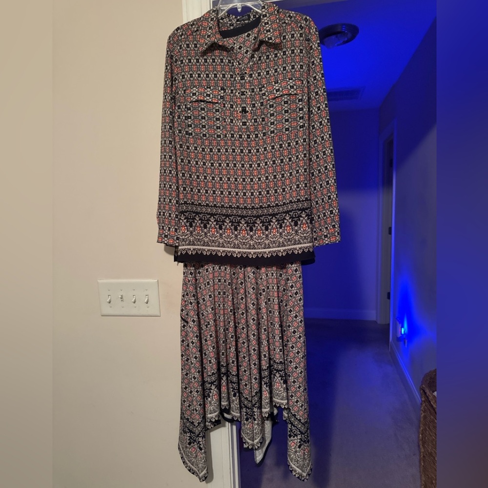 Jones New York dress w/geometric print, collared top, & flowing handkerchief hem